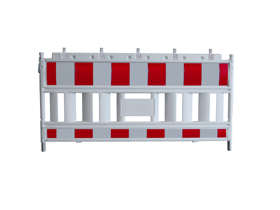 Weißes Absperrschrankengitter mit vormontierten Lampenadaptern mit roten und reflektierenden Elementen (Folientyp RA1/A) zur Baustellen- und Verkehrssicherung.