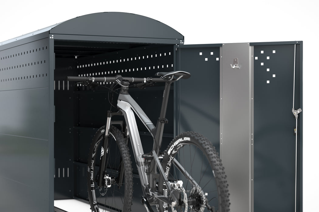 Bike-Box mit offener Tür und Fahrrad mit breitem Lenker